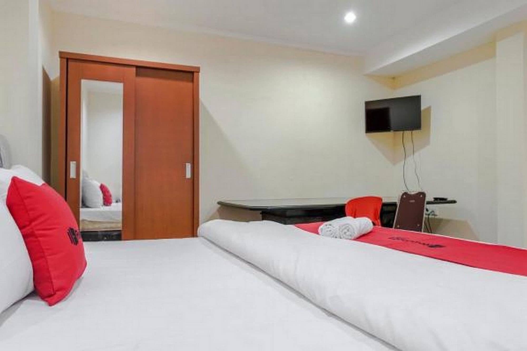 Reddoorz @ Jalan Biak Roxy Джакарта Экстерьер фото