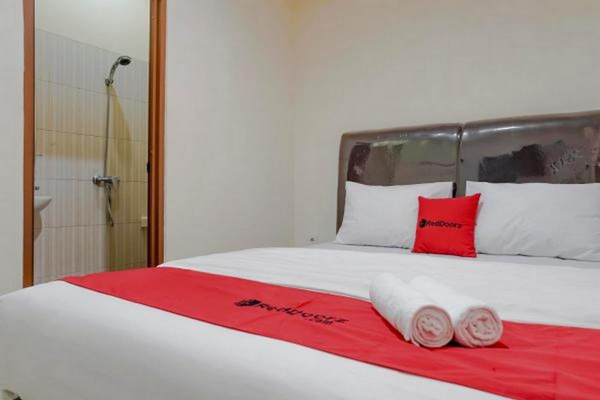 Reddoorz @ Jalan Biak Roxy Джакарта Экстерьер фото
