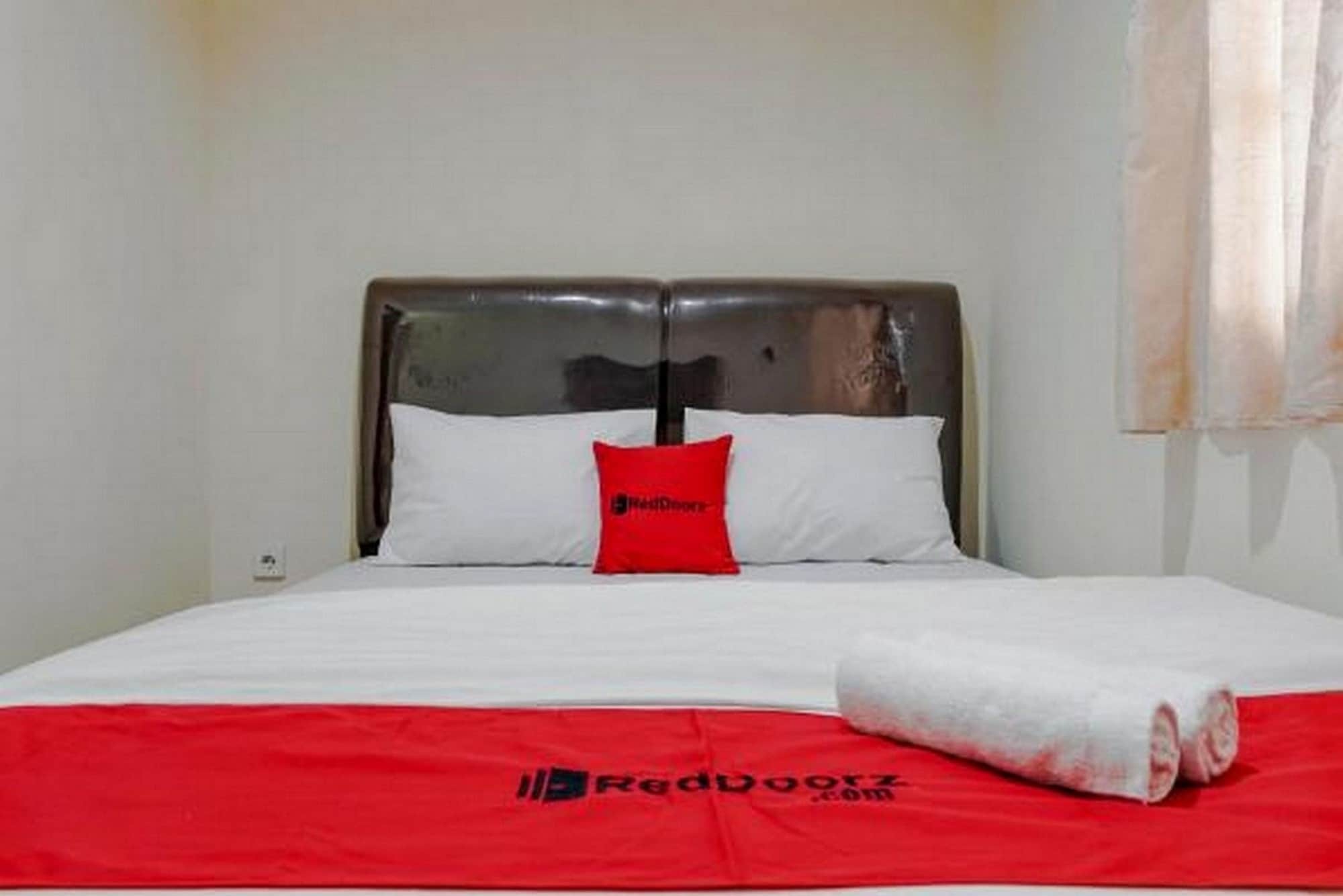 Reddoorz @ Jalan Biak Roxy Джакарта Экстерьер фото